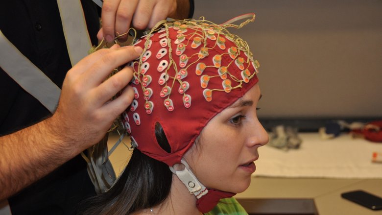 Сейчас для измерения активности головного мозга используют специальные шапочки со 128 электродами. Фото: Simon Fraser University - University Communications / Flickr / CC BY 2.0