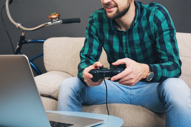 Мужчина играет на контроллере Мужчина играет на контроллере