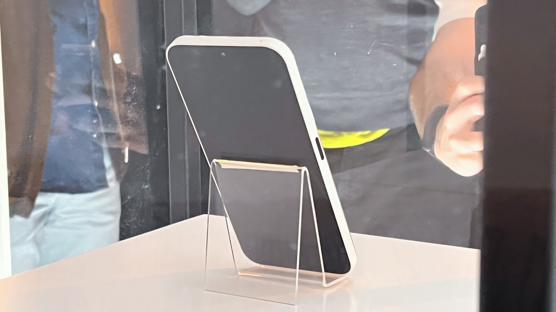 Светящийся Nothing Phone (2a) привезли на MWC 2024 (фото и видео) - Hi-Tech  Mail.ru