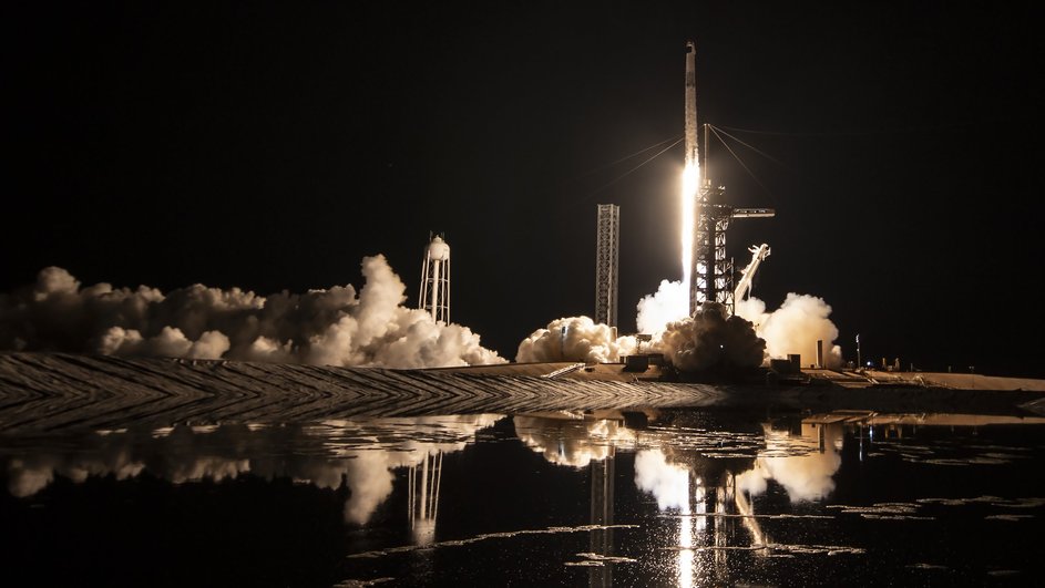 Старт ракеты Falcon 9 ночью Старт ракеты Falcon 9 ночью