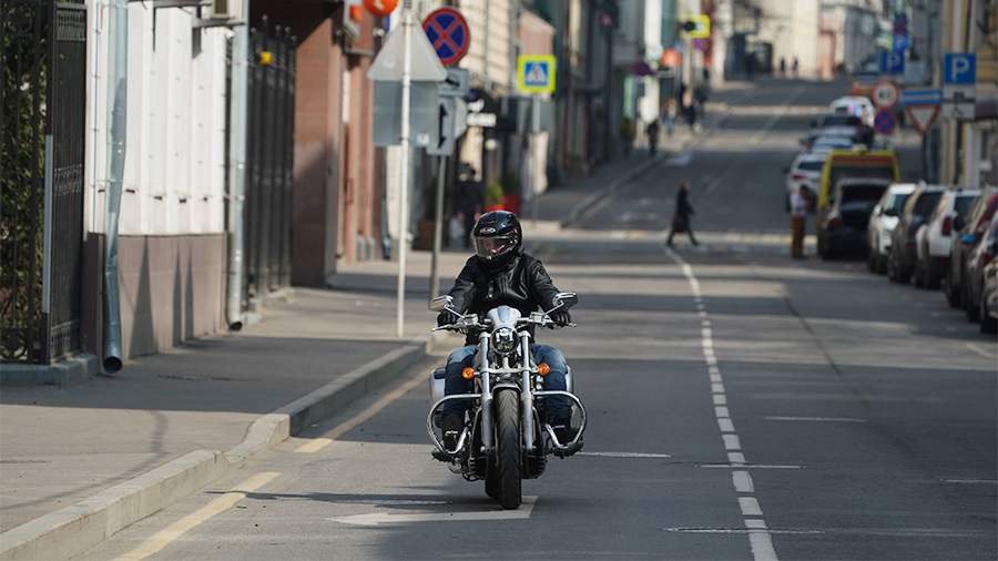 Мотоциклист едет по улицам города