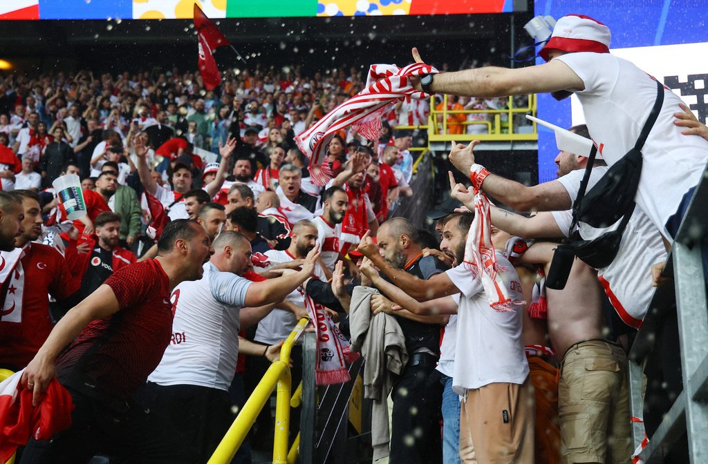 Фанаты сборных Турции и Грузии устроили драку на стадионе: видео