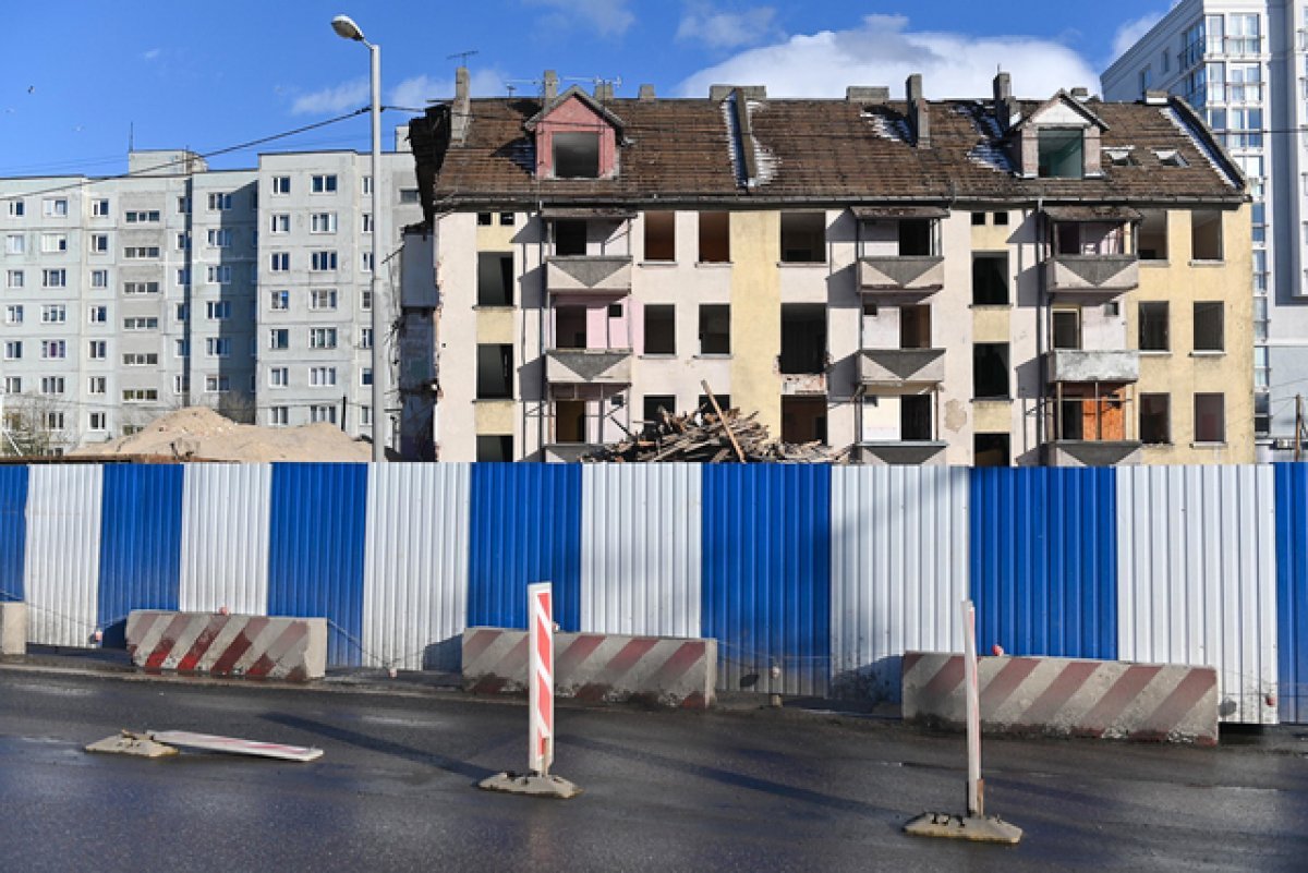 В Калининграде идет снос дома на Галицкого, вставшего на пути нового моста  - Новости Mail.ru