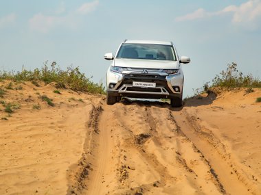 slide image for gallery: 25088 | Mitsubishi Outlander