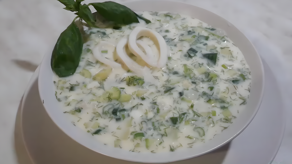 Тарелка постной окрошки с кальмаром стоит на столе