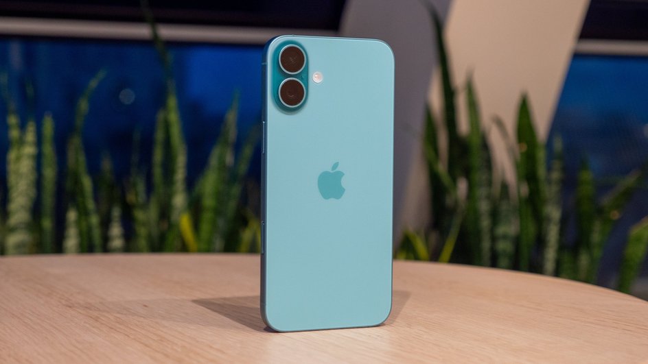 iPhone 16 Plus на столе iPhone 16 Plus на столе