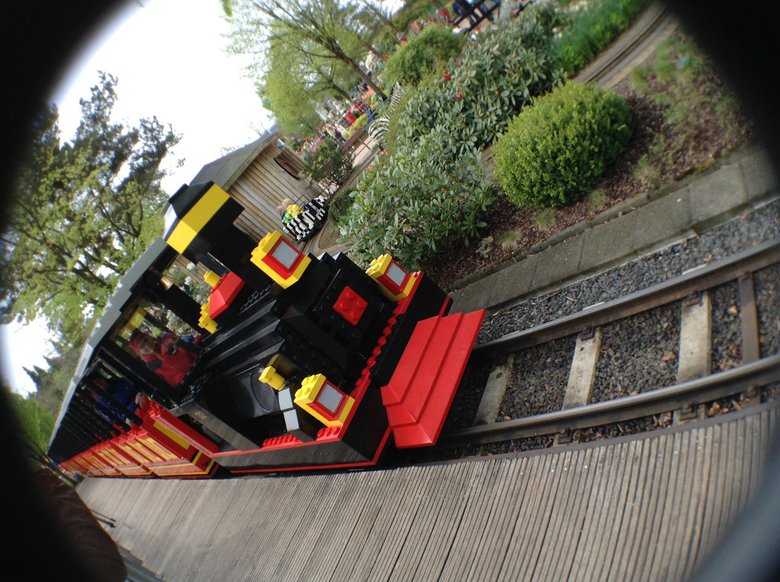 По парку курсирует поезд: выглядит игрушечным, но работает, как настоящий