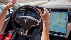 Tesla на автопилоте заработала семь штрафов за одну поездку