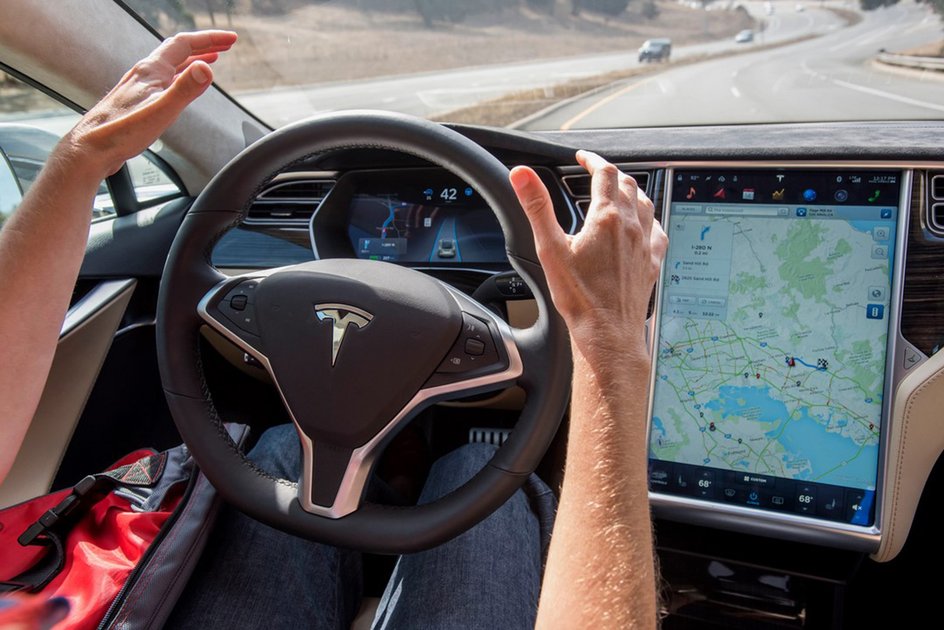 Tesla на автопилоте заработала семь штрафов за одну поездку Tesla на автопилоте заработала семь штрафов за одну поездку