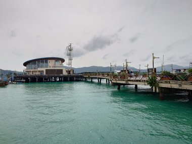 Пирс на берегу моря с голубой водой