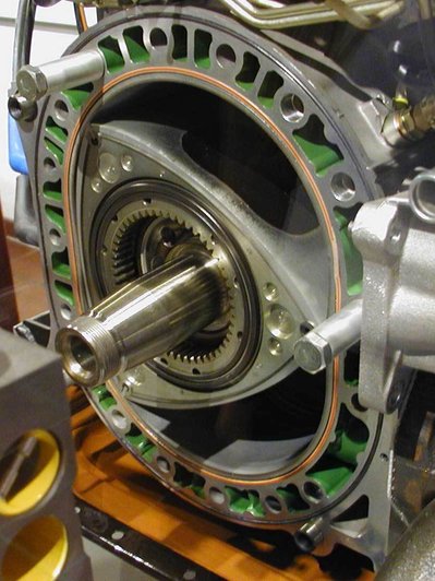 Роторный двигатель в разрезе, с ротором, изготовленным в форме треугольника Рёло / Wikimedia, Softeis, CC BY-SA 3.0