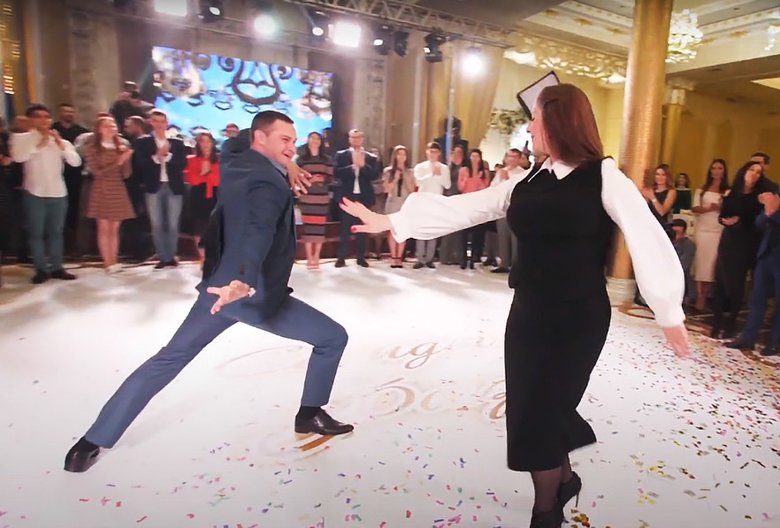 Танцы гостей на осетинской свадьбе.
Скриншот: видео Алан Кокаев / YouTube