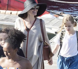 Анджелина Джоли отправилась на прогулку вместе с детьми