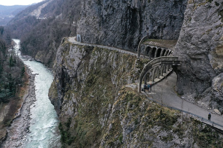 Река Мзымта и старая автодорога Адлер-Красная Поляна в Краснодарском крае