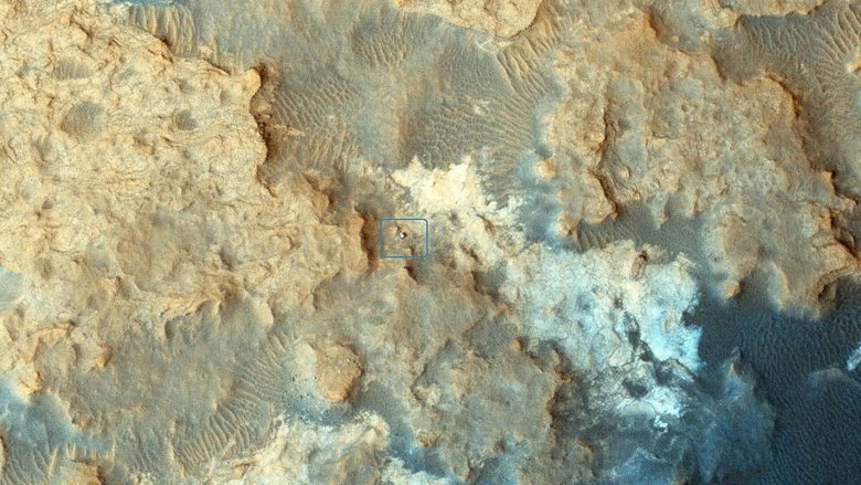 Curiosity (обведен квадратом) в холмах Парампа на Марсе. NASA/JPL-Caltech/Univ. of Arizona