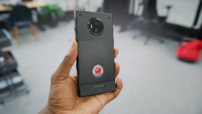 Red Hydrogen One. Фото: Marques Brownlee / YouTube