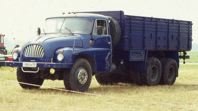 Сохраненный и с душой отреставрированный бортовой грузовик Tatra 138