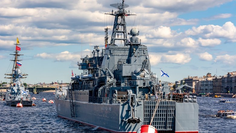 Корабли плывут по Неве в День Военно-морского флота.