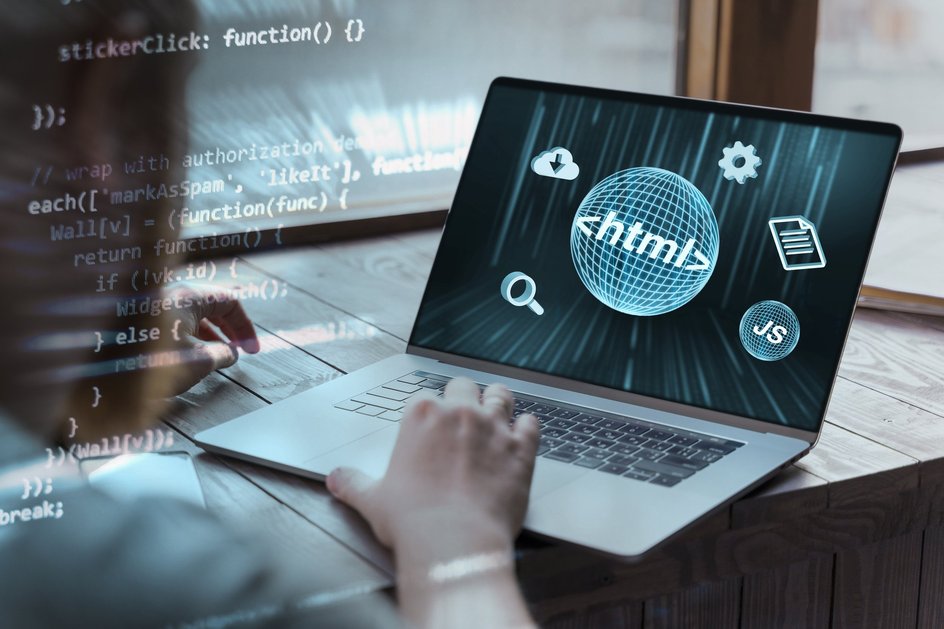 HTML на ноутбуке перед человеком HTML на ноутбуке перед человеком