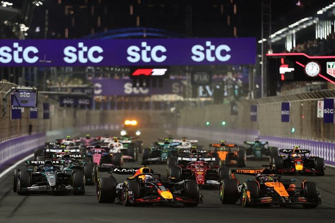 Формула-1 F1 - Гран-при Саудовской Аравии - автодром Джидда Корниш, Джидда, Саудовская Аравия - 20 апреля 2025 года Макс Ферстаппен из Red Bull и Оскар Пиастри из McLaren лидируют в первом повороте на старте гонки