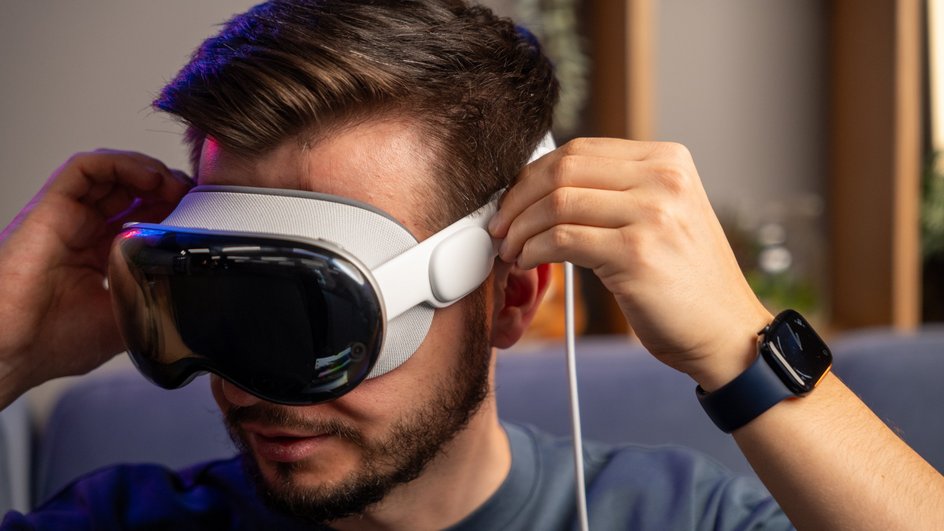 Apple Vision Pro на голове пользователя Apple Vision Pro на голове пользователя