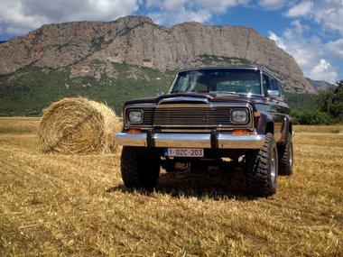 slide image for gallery: 22004 | Jeep Cherokee Golden Eagle