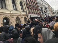 Content image for: 498475 | Тысячи москвичей встали в очередь за кроссовками Канье Уэста