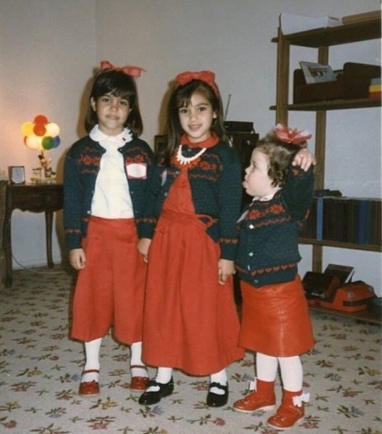 Ким Кардашьян (в центре) с сестрами