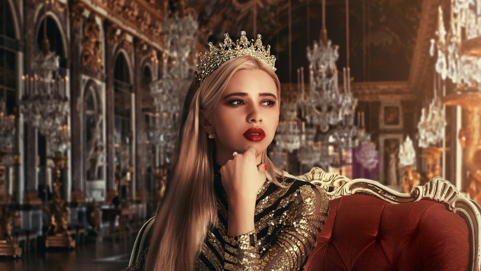 Женщина-Лев, жадная до внимания, сидит на троне в короне