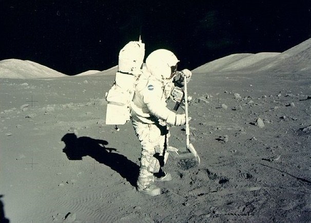 Астронавт Харрисон Хэйган «Джек» Шмитт использует грабли на поверхности Луны. Фото: NASA