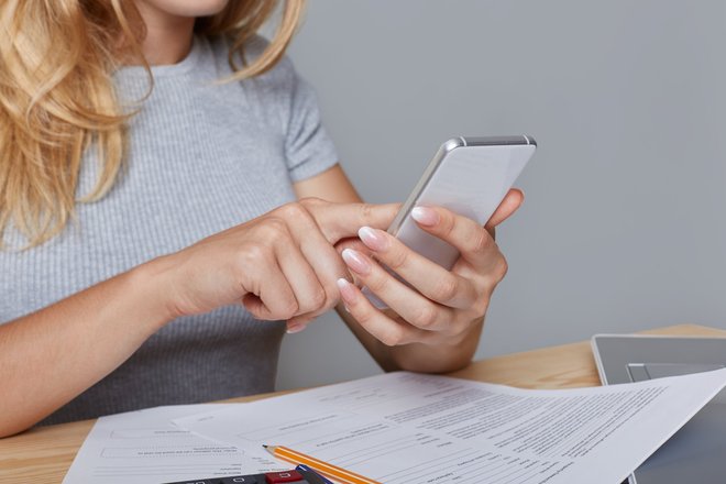 Девушка держит в руках телефон Девушка держит в руках телефон