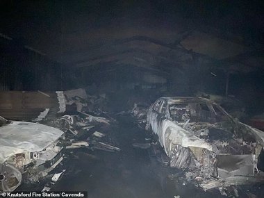 slide image for gallery: 27184 | 70 дорогих суперкаров сгорели в британском сарае (фото)