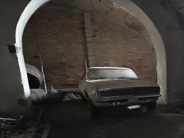 abandoned-millionaire-s-mansion-has-a-1968-chevrolet-camaro-rs-in-the-basement_2.jpeg