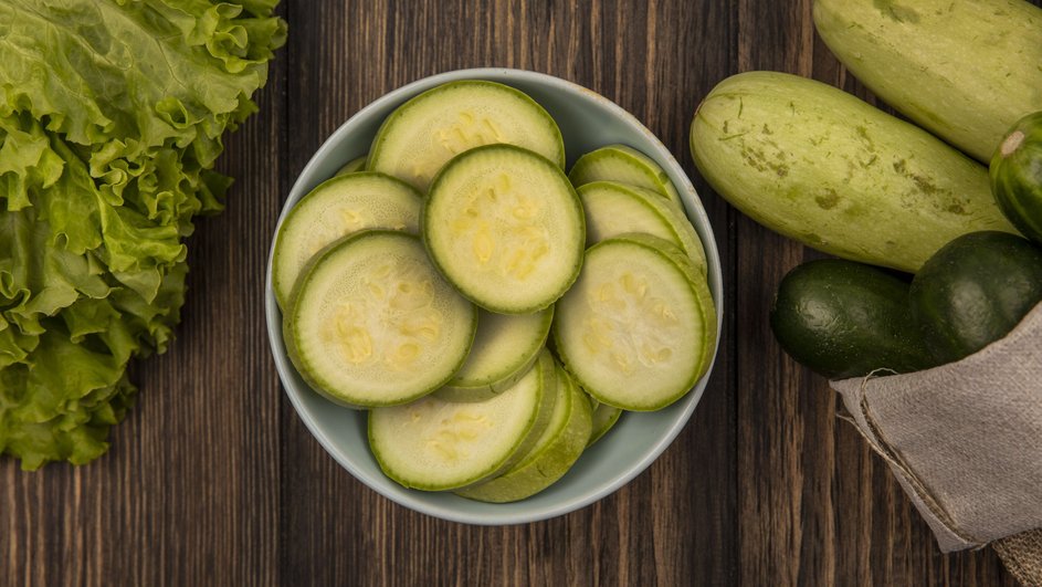 Кабачки, нарезанные для приготовления торта по простому пошаговому рецепту. Кабачки, нарезанные для приготовления торта по простому пошаговому рецепту.