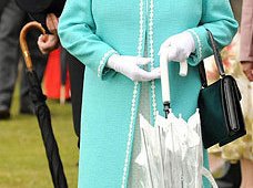 Slide image for gallery: 1881 | То же пальто мы видим на королеве в 2009 году. Кстати, это не единственный повторяющийся предмет гардероба — туфли Ее величество носит тоже по несколько лет