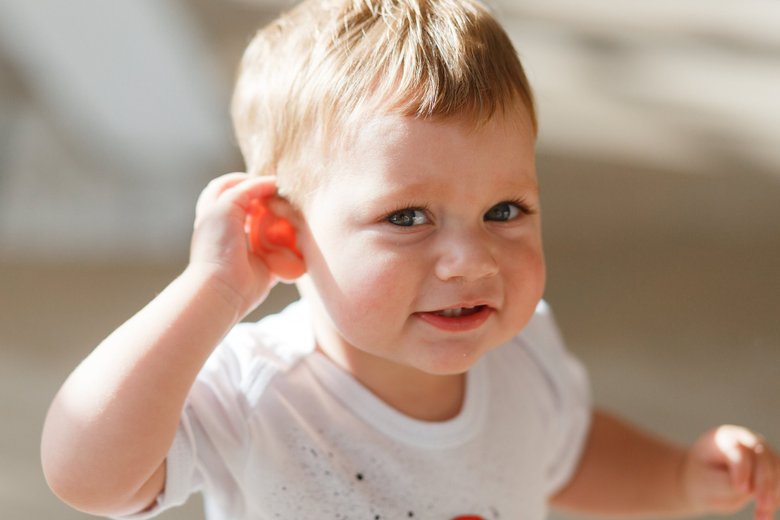 Что делать, когда у ребенка болит ухо? Полезные советы и рекомендации