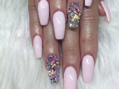 Розовые ногти со стразами. Фото из аккаунта Nuvo nails