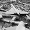 Советская экспозиция на авиасалоне Ле Бурже. Вертолеты Ми-12 и Ми-8, самолеты Ту-134, Ту-144, Ил-62, Як-40 и Ил-76, с которого сделан этот кадр. За его границами остались самолеты Ан-26 и Ту-154, а также вертолет Ка-26. Фото: Getty Images. Источник: BBC Ne