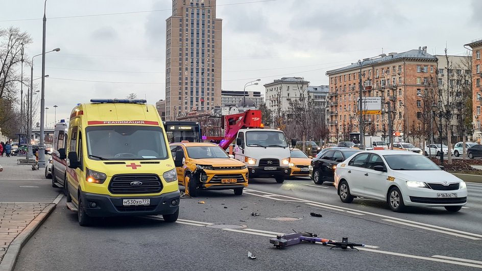 Последствия ДТП с участием самокатчика и автомобиля такси Последствия ДТП с участием самокатчика и автомобиля такси