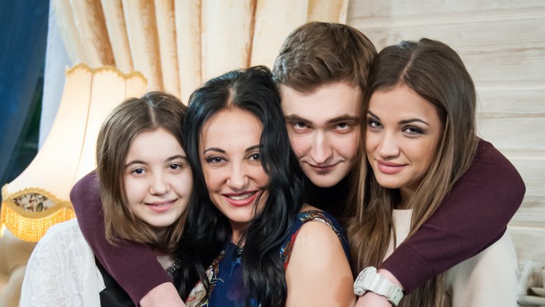 Фатима Хадуева с дочерьми и племянником