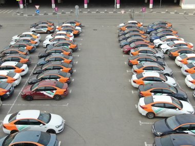 Автомобили каршеринга на парковке ТЦ после приостановки работы в связи с пандемией коронавируса