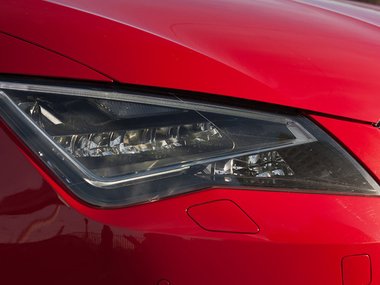 Slide image for gallery: 3866 | Светодиодние огни по линии контура фар и задние стоп-сигналы говорят о родстве с Audi