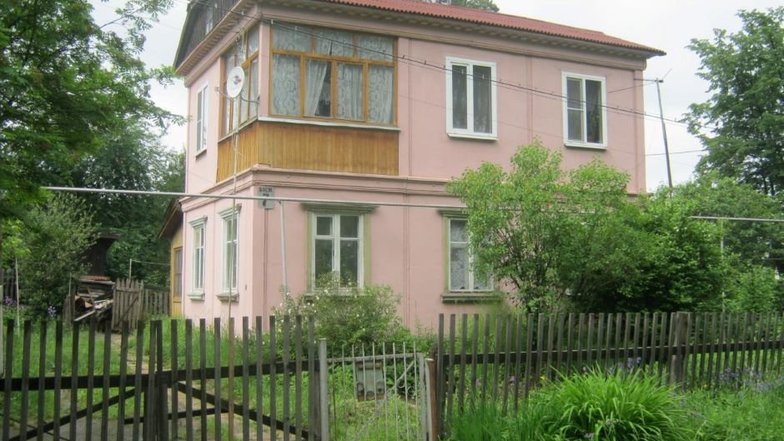 Второй панельный дом был построен в том же Березовском в июне 1946 года. Это был уже двухэтажный панельный коттедж. Как и первый дом, он сохранился и используется как жилое помещение.