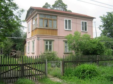 Второй панельный дом был построен в том же Березовском в июне 1946 года. Это был уже двухэтажный панельный коттедж. Как и первый дом, он сохранился и используется как жилое помещение.