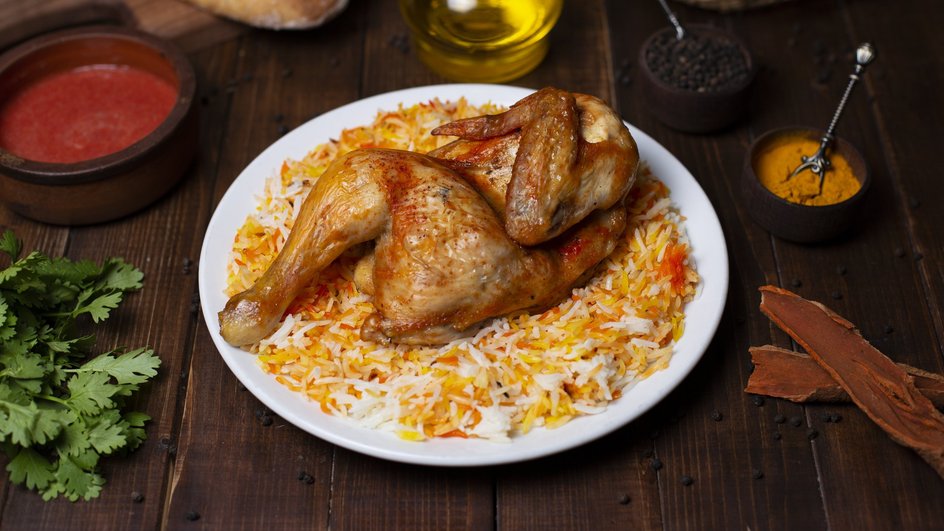 Запеченная курица с рисом лежит на тарелке