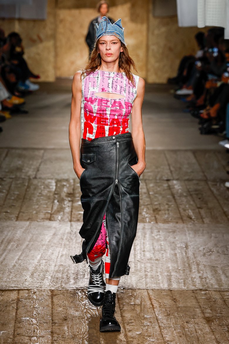 Модель на показе Moschino показывает, с чем носить легинсы, демонстрируя модный образ весны 2025 Модель на показе Moschino показывает, с чем носить легинсы, демонстрируя модный образ весны 2025