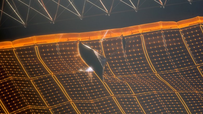 Повреждение солнечной панели МКС, вызванное ударом микрометеорита