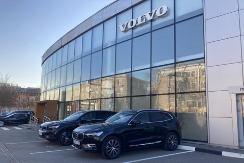 Автомобили Volvo в салоне официального дилера