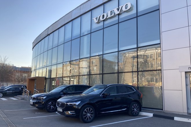 Автомобили Volvo в салоне официального дилера