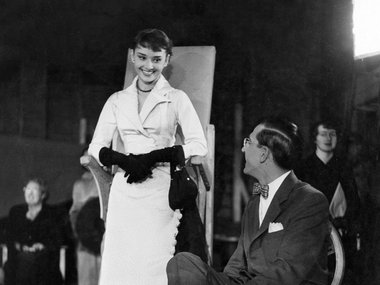 Slide image for gallery: 16049 | Одри Хепберн и режиссер Чарльз Крайтон во время перерыва в съемках фильма «Банда с Лавендер Хилл», 1951 г. | Фото: legion-media.ru